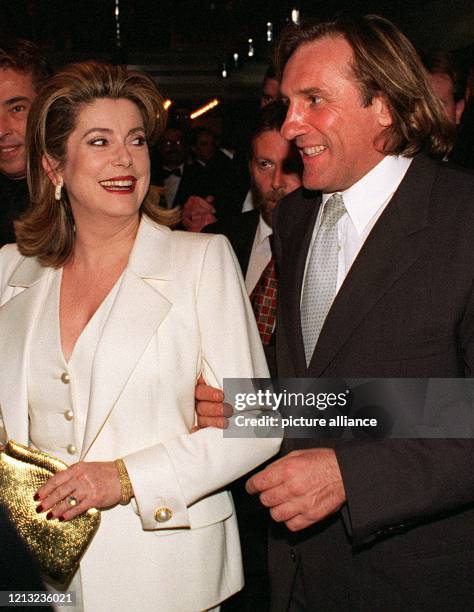 Catherine Deneuve und Gerard Depardieu erscheinen am 21.2.1998 gut gelaunt auf dem Frankfurter Opernball. Zu dem rund 1,4 Millionen Mark teuren...