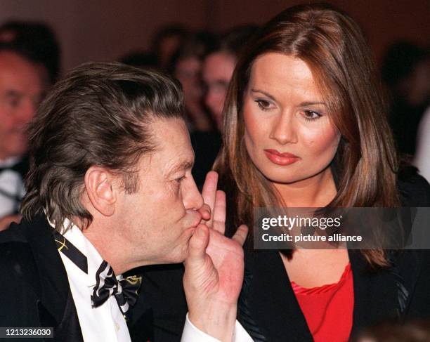 Grimassen schneidet Schauspieler Helmut Berger und Jenny Jürgens, Tochter des österreichischen Schlagersängers Udo Jürgens, schaut ihm zu am...