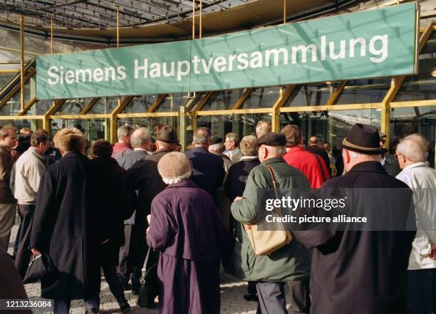 Großer Andrang herrscht am 19.2.1998 vor der Münchner Olympiahalle, in der die Siemens Hauptversammlung abgehalten wird. Der Siemens-Konzern will...