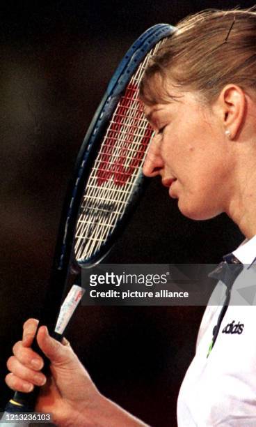 Den Schläger drückt sich Steffi Graf an die Stirn, als sie am 19.2.1998 in Hannover beim WTA-Tennisturnie einen Ball in der Partie gegen Sabine...