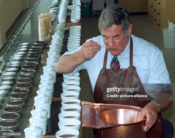 Teetester Antony Dearly bei einer Probe von aufgebrühtem schwarzem Tee. Nach der Wahl ihres Testers ordert das Traditionshaus "Teekanne" Sorten aus...