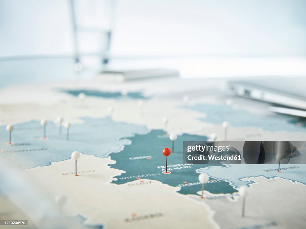 Fixing pins in map