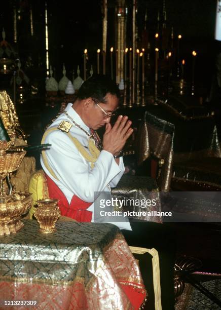 Der thailändische König ist während der Feierlichkeiten anläßlich seines 60. Geburtstags am 5. Dezember 1987 ins Gebet vertieft. Bhumibol Adulyadej...