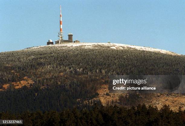 Zum Greifen nahe scheint der 1142 Meter hohe Brocken am vom westlich gelegenen Torfhaus-Berg aus gesehen. Eine fast zehn Zentimeter hohe Schneedecke,...