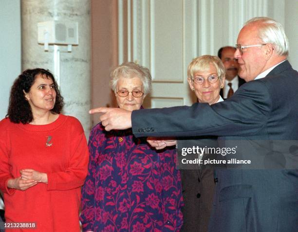 Bundespräsident Roman Herzog spricht am 17.3.1998 im Schloß Bellevue in Berlin mit Frauen, die während des Zweiten Weltkrieges von den sowjetischen...