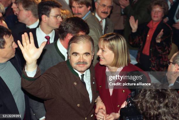 Der bayerische Umweltminister Peter Gauweiler und seine Frau Eva während seiner mit Spannung erwarteten Aschermittwochs-Veranstaltung am in München....