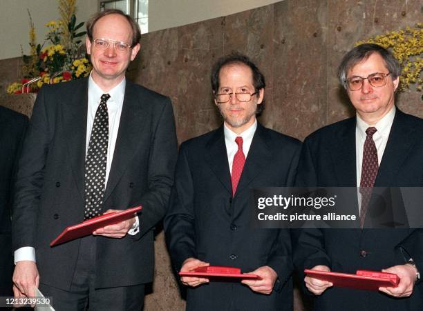 Der schottische Wissenschaftler David P. Lane und die beiden Amerikaner Bert Vogelstein und Arnold J. Levine halten am 14.3.1998 in Frankfurt am Main...