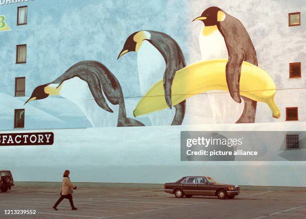 Eine Banane, so groß wie ein Pinguin, macht den drei Königspinguinen auf dem Wandgemälde in München-Sendling ganz schön zu schaffen . Was die drei -...
