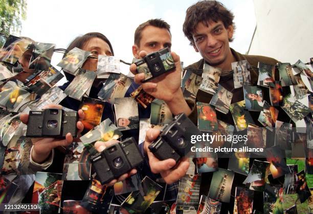 Drei von rund 10000 "Lomographen" in Deutschland präsentieren am 7.10.1997 in Hamburg ihre russische Kult-Kamera "Lomo Kompakt Automat". Die...