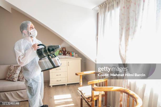 hombre con traje biológico protector y máscara de gas debido a la advertencia mundial de pandemia mers coronavirus y peligro - disinfection fotografías e imágenes de stock