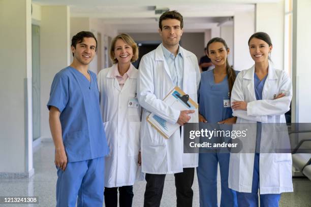 glückliche gruppe von ärzten im krankenhaus - zivilist stock-fotos und bilder