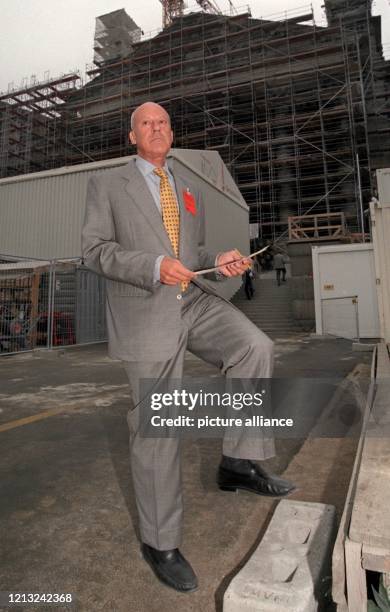 Der britische Sir Architekt Norman Foster steht am 18.9.1997 vor dem Berliner Reichstagsgebäude, wo an diesem Tag Richtfest gefeiert wurde. Bei der...