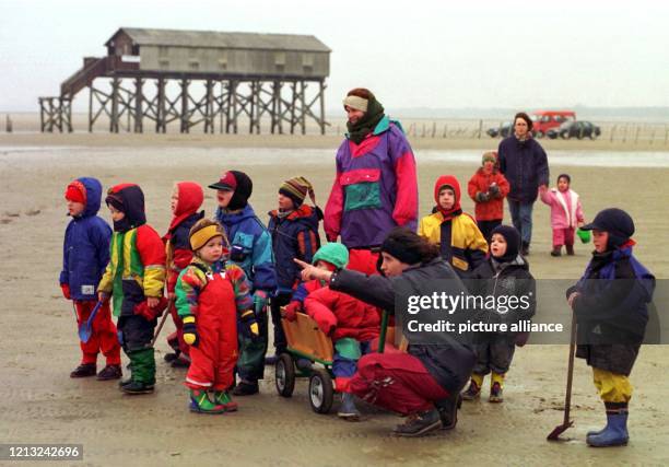 Die Erzieherinnen Maleen Bundschutz und Tanja Rath unternehmen am mit den Kindern einen Spaziergang am Nordseestrand von St. Peter-Ording . Die...