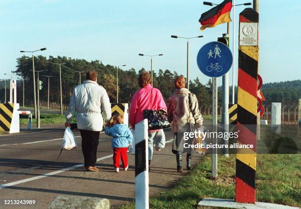 Eine Familie aus dem grenznahen Salzwedel kehrt am 14. November 1989 mit Einkaufstüten in die DDR zurück. Nach der Öffnung eines Teiles der...