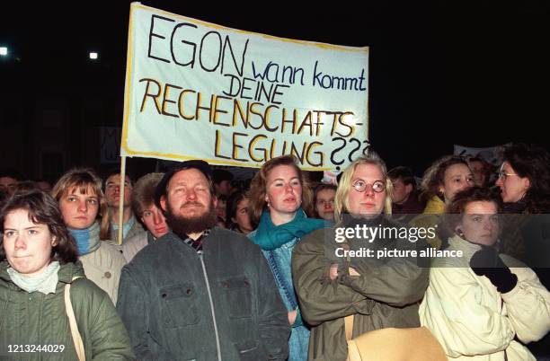 Studenten fordern am in Ost-Berlin auf einem Transparent den Rücktritt von Egon Krenz. Viele tausend Bürger der DDR gingen in Ost-Berlin erneut auf...