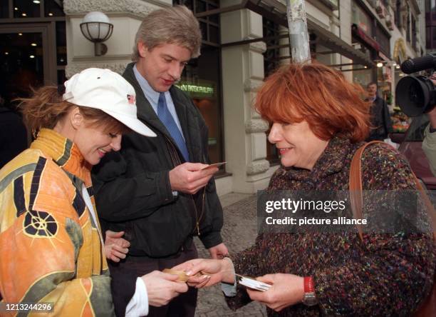 Hannelore Hoger , bekannt als Fernsehkommissarin "Bella Block", verteilt am 16.2.1998 auf dem Hamburger Gänsemarkt Check-Karten für richtiges...