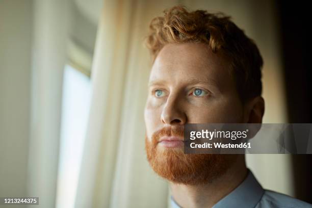 portrait of serious businessman - cheveux roux photos et images de collection