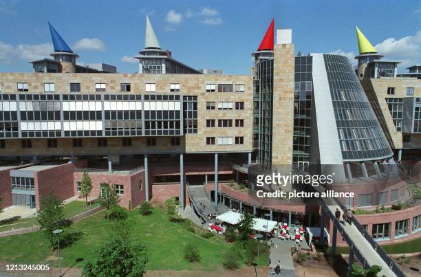 Blick auf das neue Behördenzentrum in Frankfurt am Main. Es beherbergt neben Finanzämtern, die Verwaltungsfachhochschule, eine Polizeistation sowie...