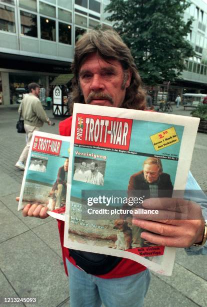 Ein Erwerbsloser verkauft am 31.8.1995 auf der Stuttgarter Königstraße die erste Ausgabe der jetzt gemeinsamen Obdachlosenzeitung...