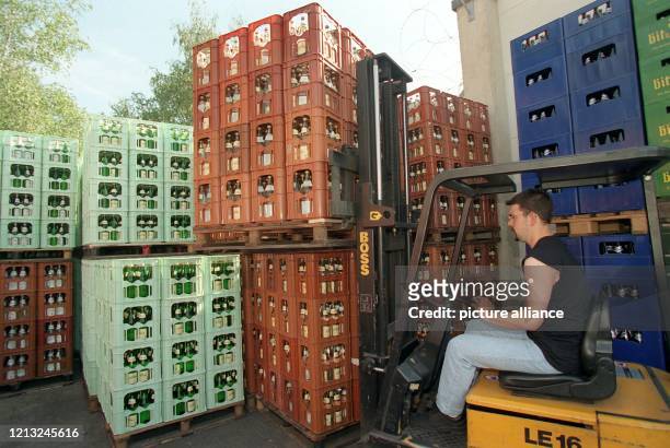 Ein Mitarbeiter beim Transportieren von Paletten mit Getränkekisten mit einem Gabelstapler. Hochbetrieb herrscht am 13.8.1997 in einem Getränkemarkt...