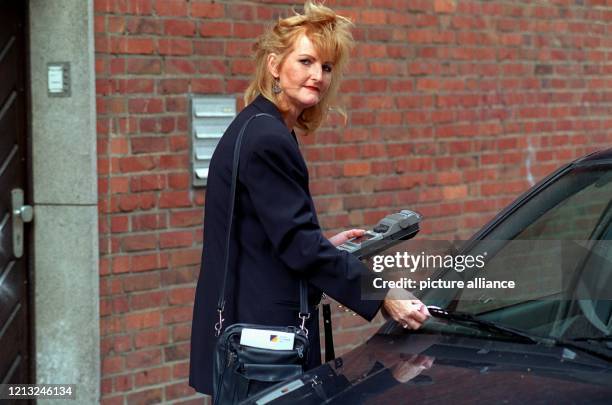 Politesse Christiane Schlömp in der Kieler Innenstadt beim Anheften eines Strafzettels unter den Scheibenwischer eines Autos, das sie beim...