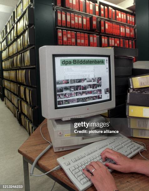 Eine moderne Bilddatenbank steht vor dem herkömmlichen s/w-Bildarchiv in der Frankfurter Bildzentrale der Deutschen Presse-Agentur . Aufgenommen im...