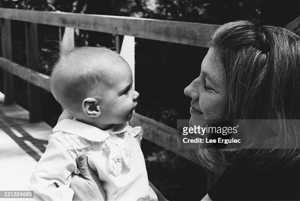 mother and daughter - 1960s baby stockfoto's en -beelden