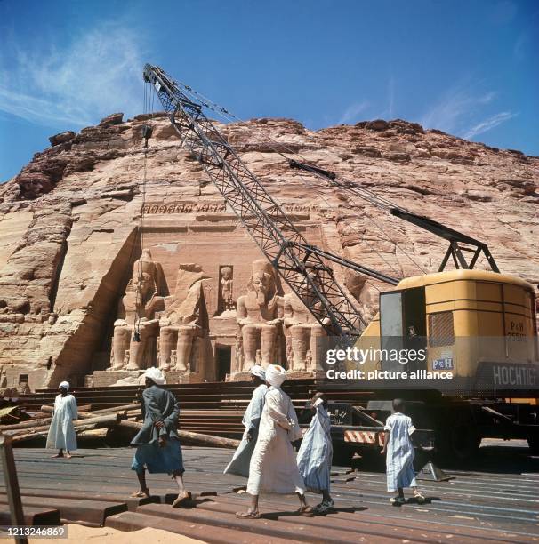 Kräne, Baumaschinen und Materialien lagern 1964 vor dem Großen Tempel von Abu Simbel, den Pharao Ramses II. Vor mehr als 3200 Jahren am westlichen...