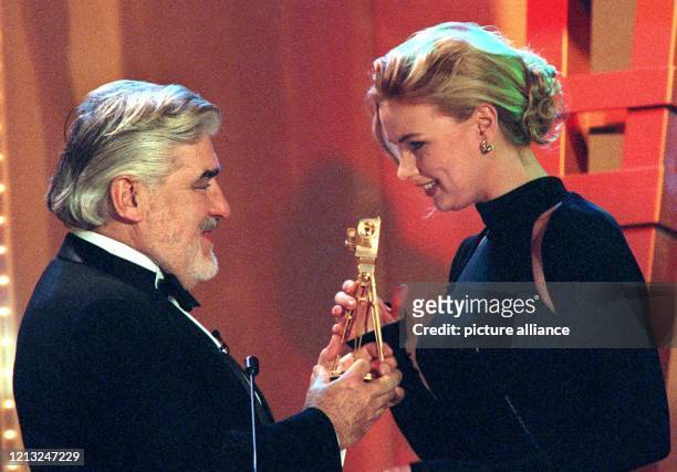 Gerührt nimmt Veronica Ferres am 10.2.1998 im Berliner Schauspielhaus aus den Händen ihres Schauspieler-Kollegen Mario Adorf die Goldene Kamera...