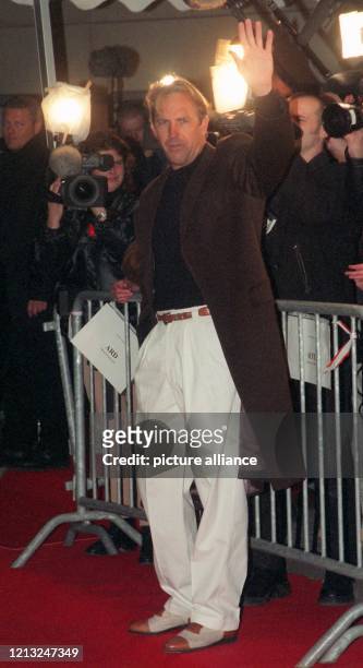 Winkend kommt US-Schauspieler Kevin Costner am 9.2.1998 in Hamburg zur Deutschlandpremiere seines Kinofilms "Postman". Der Streifen spielt nach einem...
