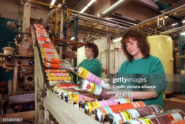 Zwei Mitarbeiterinnen der Polyurethan-Dosen-Recycling GmbH im oberfränkischen Thurnau legen am 9.2.1998 gebrauchte Polyurethan-Dosen auf ein...