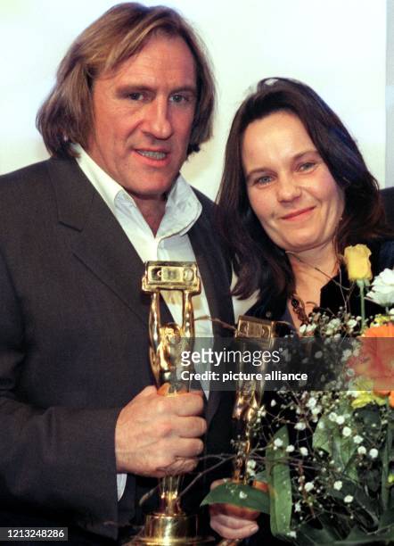 Die beiden Preisträger Hollywood-Star Gerard Depardieu und Caroline Link zeigen am 5.2.1998 während der Verleihung des Deutschen Videopreises in...