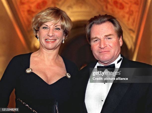 Schauspieler Fritz Wepper kommt am 5.2.1998 mit seiner Frau Angela zur Verleihung des Deutschen Videopreises in München. Die Regie-Preise gingen...