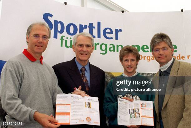 Die Initiatoren der Aktion "Sportler für Organspende" Franz Beckenbauer und Hans Wilhelm Gäb, langjähriger Präsident des Deutschen Tischtennis Bundes...