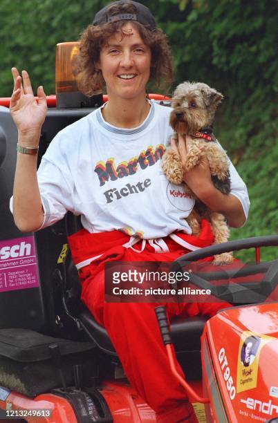 Martina Fichte und ihr Begleiter, der dreijährige Yorkshire Teddy, auf dem Rasenmäher während einer eintägigen Pause am 22. September 1993 in ihrem...