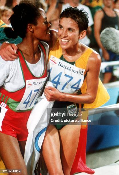Die Goldmedaillengewinnerin Derartu Tulu aus Äthiopien und die Südafrikanerin Elana Meyer freuen sich nach dem 10000 m Lauf über ihren Erfolg bei den...