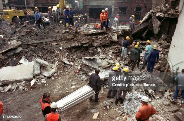 Rettungsmannschaften am Unglücksort. Nach dem Versagen der Bremsanlage raste am 7. Juli 1987 ein mit 32000 Litern Treibstoff beladener Tanklastzug in...