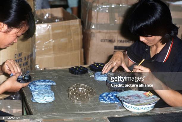 Zwei Arbeiterinnen der Unitoys Company Pan Yu in Honkong montieren Teile des Knobelspiels "Rubik's Clock", das der ungarische Professor Ernö Rubik in...