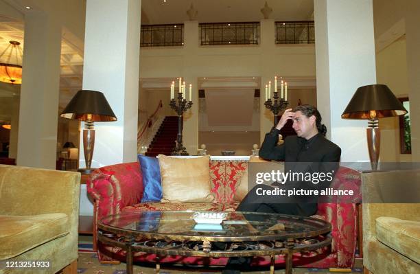 Der Chefdesigner des Hotels Adlon in Berlin, Julian Reed, sitzt am 30.5.1997 an einem Glastisch vor den teppichbelegten Aufgängen zum Wintergarten...