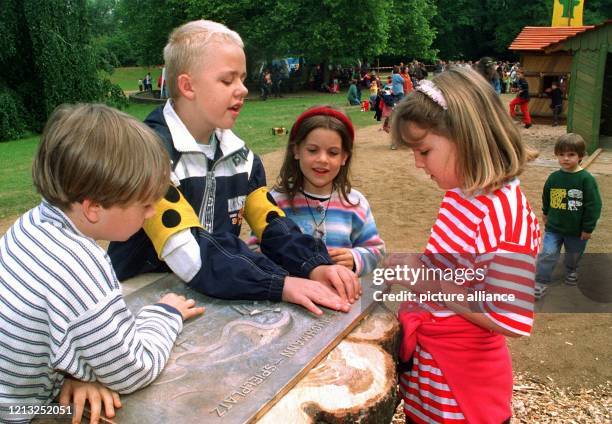 Ein blinder Junge spielt mit anderen Jungen und Mädchen auf einem integrativen Spielplatz für behinderte und nichtbehinderte Kinder, der am 3.6.1997...