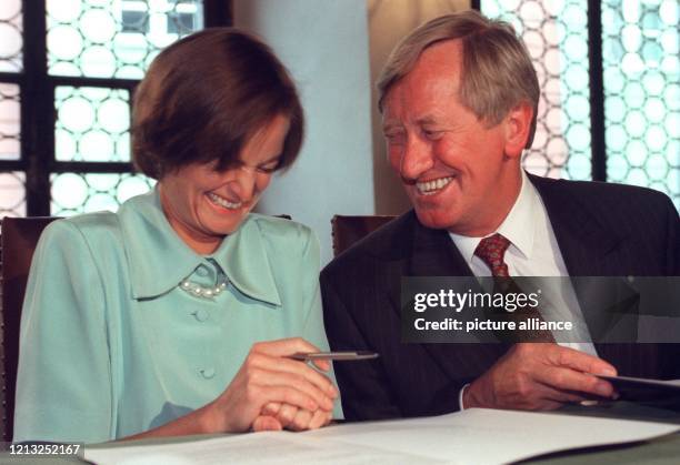 Fürstin Gloria von Thurn und Taxis und der bayerische Kultusminister Hans Zehetmair lachen am 3.6.1997 in Regensburg bei der Unterzeichnung des...