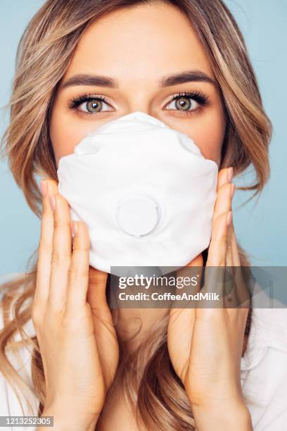 niña con máscara respiratoria - máscara quirúrgica fotografías e imágenes de stock