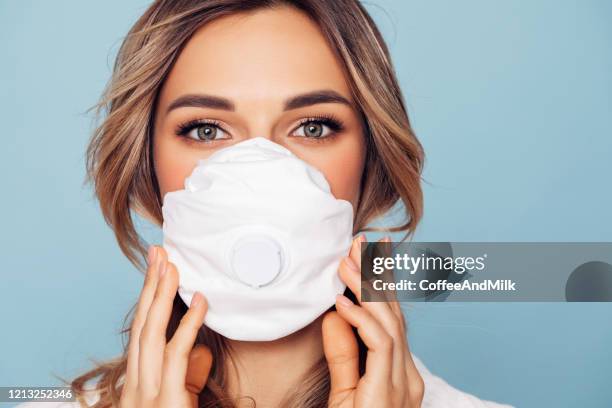 garota com máscara respiratória - female surgeon mask - fotografias e filmes do acervo