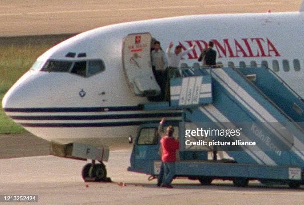 Mit erhobenen Händen verläßt am 9.6.1997 einer der beiden Entführer auf dem Kölner Flughafen die Boeing 737 der maltesischen Fluglinie Air Malta....