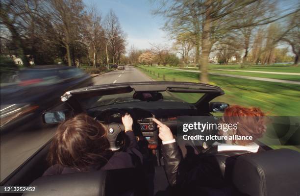 Die Cabrio-Saison hat begonnen: Wie hier am Alsterufer in Hamburg am 26.4.1997 haben die Cabrio-Fahrer die Dächer heruntergeklappt und lassen sich...