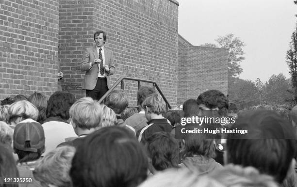 Youth Development Officer Gwyn Williams speaks to the children during the Chelsea Funday at Bisham Abbey on October 10, 1985 in Bisham Abbey,England.