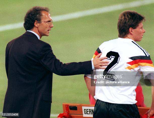 Teamchef Franz Beckenbauer schickt in der 73. Minute Stefan Reuter für Thomas Berthold aufs Feld. Die deutsche Elf gewann am 8. Juli 1990 im...