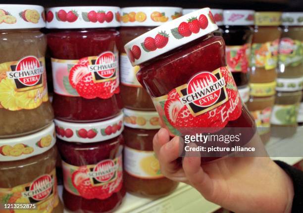 Marmeladengläser der Marke Schwartau, aufgenommen am in einem Hamburger Supermarkt. Mit der Festnahme des mutmaßlichen «Schwartau»-Erpressers in...