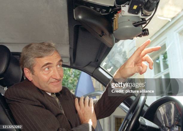 Professor Ernst Dieter Dickmanns von der Bundeswehr-Universität zeigt am 11.6.1997 in München zeigt in einem Auto auf zwei von vier im Wagen...