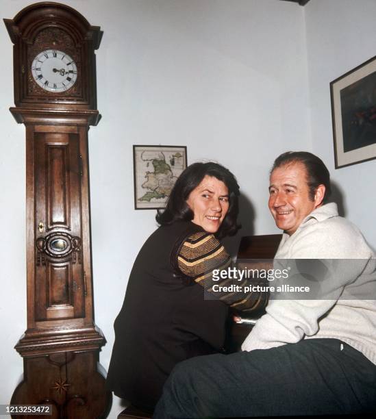 Der bisher erfolgreichste Showmaster der deutschen Fernsehgeschichte, Hans-Joachim Kulenkampff, im November 1971 mit seiner Frau Traudl in seinem...